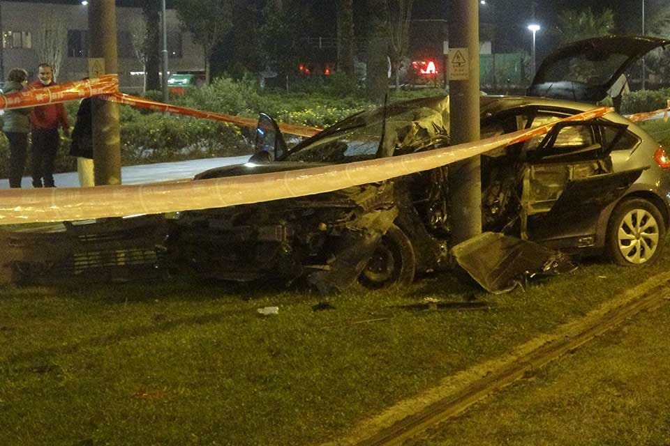 İZMİR'in Karşıyaka il&ccedil;esinde, s&uuml;r&uuml;c&uuml;s&uuml;n&uuml;n kontrol&uuml;nden &ccedil;ıkan otomobil, tramvay hattına girip,