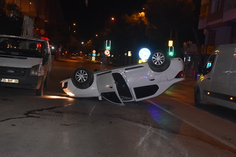İzmir'in Gaziemir il&ccedil;esinde, s&uuml;r&uuml;c&uuml;s&uuml;n&uuml;n direksiyon hakimiyetini kaybettiği otomobil &ouml;nce park