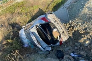 K&Uuml;TAHYA&rsquo;nın Tavşanlı il&ccedil;esinde, kontrolden &ccedil;ıkarak menfeze devrilen otomobilde Ayşe Kahrıman