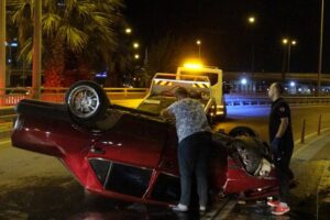 İzmir'in Bayraklı ilçesinde, sürücüsünün direksiyon hakimiyetini kaybettiği otomobil takla attı.