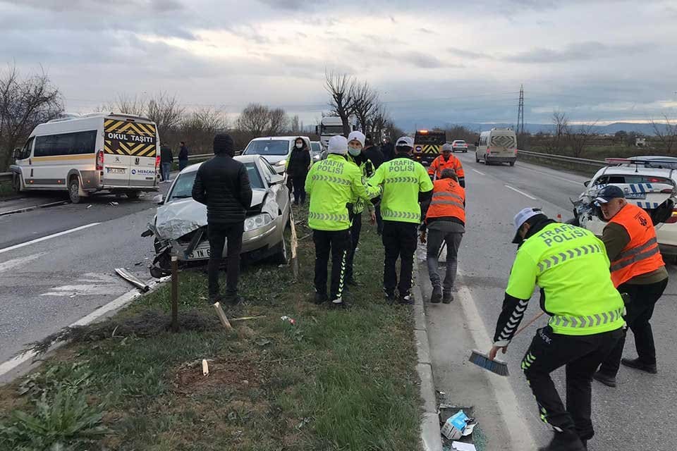 MANİSA'nın Şehzadeler il&ccedil;esinde, ara&ccedil; yangını i&ccedil;in &ccedil;evre g&uuml;venliği alan trafik
