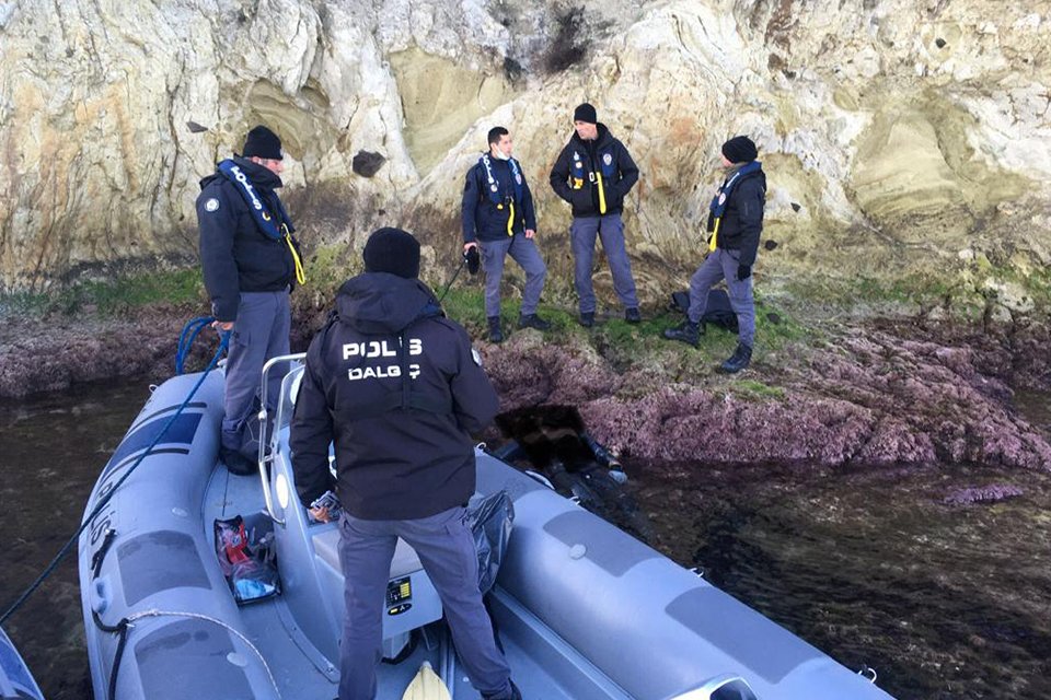 İzmir'in Urla il&ccedil;esinde, balık avlamak i&ccedil;in denize a&ccedil;ıldıkları teknenin kontrolden