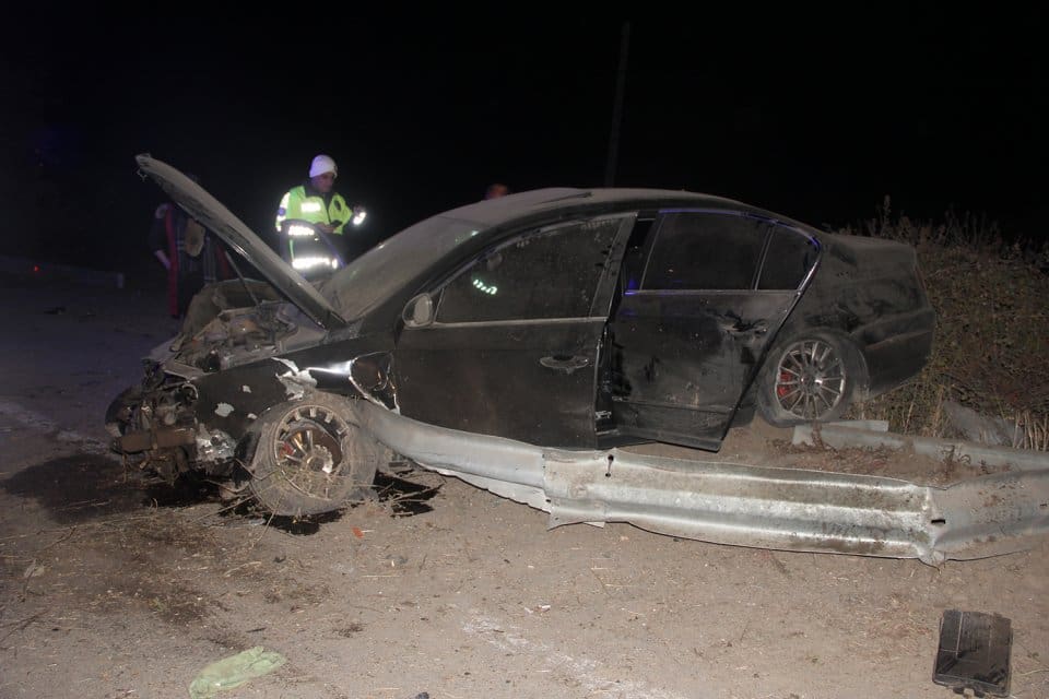 Manisa'nın Kula il&ccedil;esinde, s&uuml;r&uuml;c&uuml;s&uuml;n&uuml;n kontrol&uuml;nden &ccedil;ıkan otomobilin savrulup, bariyere saplandığı