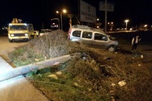 Manisa'nın Salihli il&ccedil;esinde yol kenarındaki elektrik direğine &ccedil;arpan hafif ticari