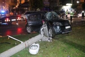 Antalya'nın Alanya il&ccedil;esinde elektrik direğine &ccedil;arpan otomobildeki 5 kişi yaralandı.
