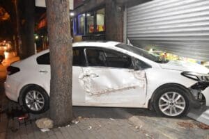 İzmir&rsquo;in Bornova il&ccedil;esinde, s&uuml;r&uuml;c&uuml;s&uuml;n&uuml;n kontrol&uuml;nden &ccedil;ıkan otomobil kırtasiye d&uuml;kkanına daldı.