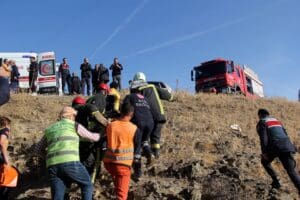 Manisa'nın Kula il&ccedil;esinde kontrolden &ccedil;ıkıp,&nbsp;şarampole yuvarlanan minib&uuml;s&uuml;n&nbsp;s&uuml;r&uuml;c&uuml;s&uuml; Muzaffer Ak&ccedil;a (21),