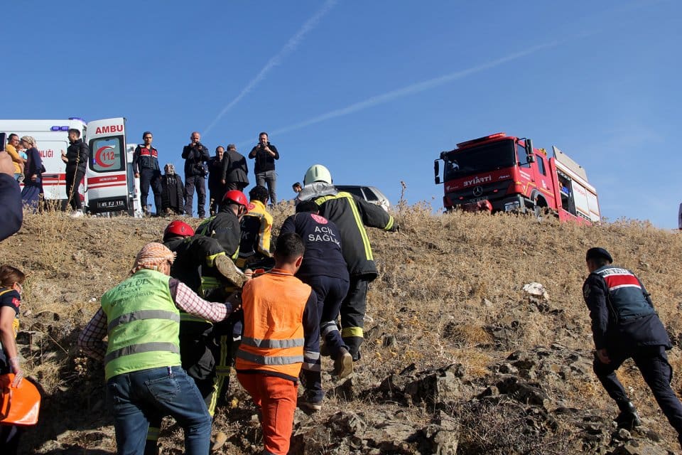 Manisa'nın Kula il&ccedil;esinde kontrolden &ccedil;ıkıp,&nbsp;şarampole yuvarlanan minib&uuml;s&uuml;n&nbsp;s&uuml;r&uuml;c&uuml;s&uuml; Muzaffer Ak&ccedil;a (21),