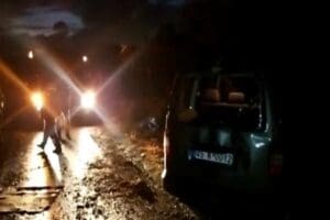 Manisa'nın Turgutlu il&ccedil;esinde, s&uuml;r&uuml;c&uuml;s&uuml;n&uuml;n kontrol&uuml;nden &ccedil;ıkan hafif ticari ara&ccedil; takla