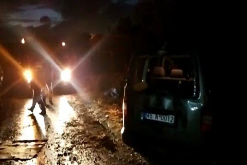 Manisa'nın Turgutlu il&ccedil;esinde, s&uuml;r&uuml;c&uuml;s&uuml;n&uuml;n kontrol&uuml;nden &ccedil;ıkan hafif ticari ara&ccedil; takla