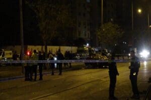 İzmir'in Bayraklı il&ccedil;esinde, s&uuml;r&uuml;c&uuml;s&uuml;n&uuml;n direksiyon hakimiyetini kaybettiği otomobil kaldırıma &ccedil;arptıktan