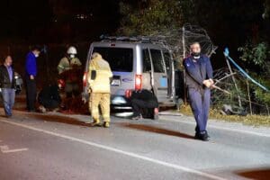 İzmir'in Bal&ccedil;ova il&ccedil;esinde, s&uuml;r&uuml;c&uuml;s&uuml;n&uuml;n direksiyon hakimiyetini kaybettiği hafif ticari ara&ccedil;,