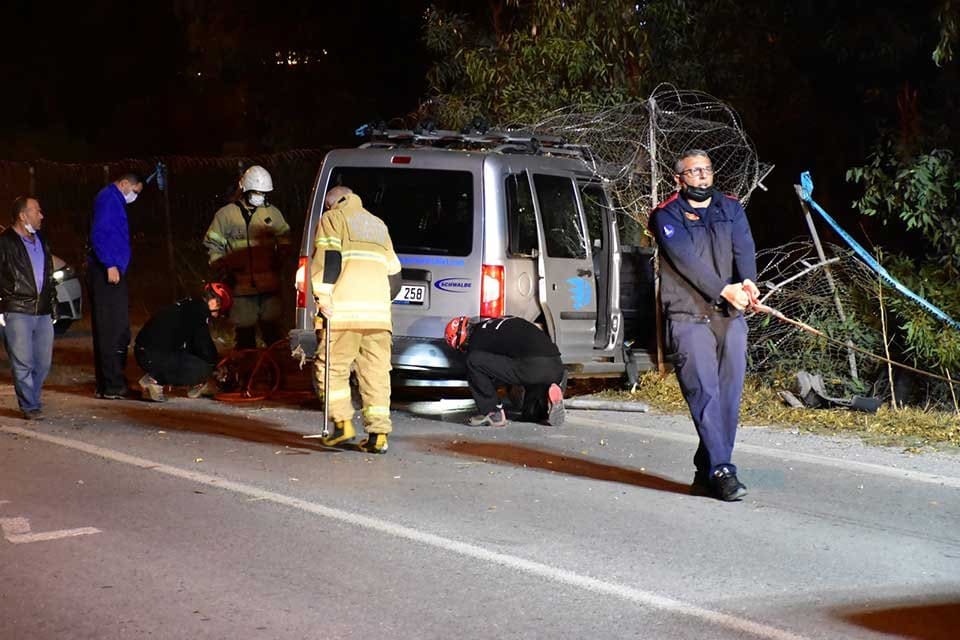 İzmir'in Bal&ccedil;ova il&ccedil;esinde, s&uuml;r&uuml;c&uuml;s&uuml;n&uuml;n direksiyon hakimiyetini kaybettiği hafif ticari ara&ccedil;,