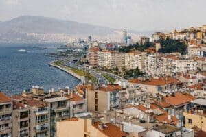Kamu bankalarının konut kredisi faiz oranlarını d&uuml;ş&uuml;rmesi, İzmir'deki konut piyasasını