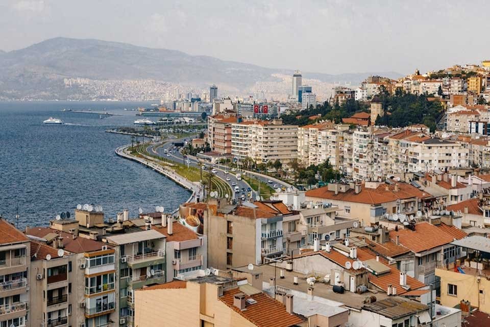 Kamu bankalarının konut kredisi faiz oranlarını d&uuml;ş&uuml;rmesi, İzmir'deki konut piyasasını