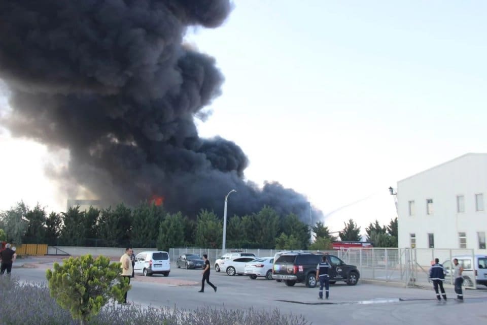 Konya'da boya fabrikasında yangın &ccedil;ıktı.&nbsp;Yangına m&uuml;dahale edilirken Konya-Ankara kara yolu