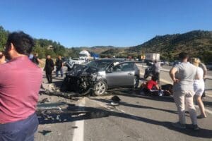 Konya'da iki otomobilin &ccedil;arpışması sonrası meydana gelen kazada 5 kişi