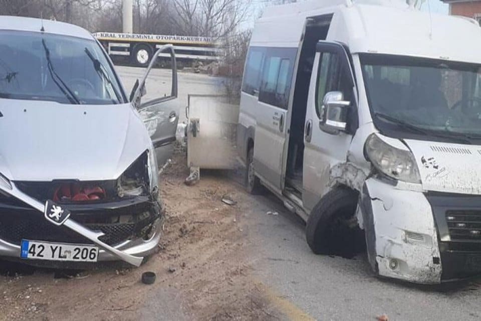 Ereğli il&ccedil;esinde lise &ouml;ğrencilerini taşıyan servis minib&uuml;s&uuml; otomobile &ccedil;arptı, 12'si
