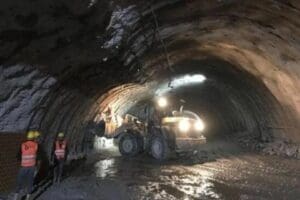 Erzurum karayolunda Kop Dağı'nda yapımı s&uuml;ren &ccedil;ift t&uuml;pl&uuml; t&uuml;nelde g&ouml;&ccedil;&uuml;k