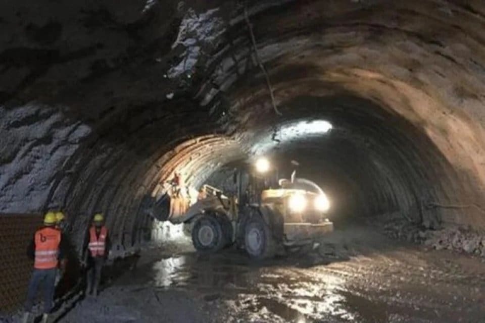 Erzurum karayolunda Kop Dağı'nda yapımı s&uuml;ren &ccedil;ift t&uuml;pl&uuml; t&uuml;nelde g&ouml;&ccedil;&uuml;k