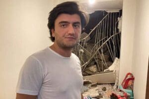 İZMİR'in Konak il&ccedil;esinde yama&ccedil;tan kopan kaya par&ccedil;ası binanın &uuml;zerine d&uuml;şt&uuml;.