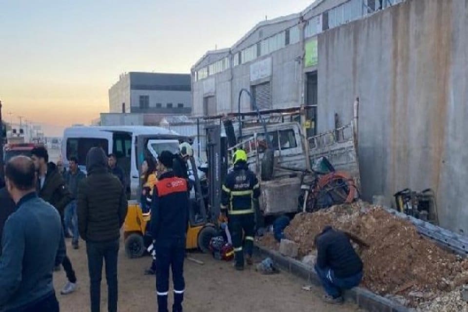 Gaziantep'te, yol ortasında duran k&ouml;peğe &ccedil;arpmamak i&ccedil;in şof&ouml;r&uuml;n&uuml;n manevra yaptığı