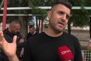İzmir'in Bayraklı il&ccedil;esinde, sokak k&ouml;peklerini besledikleri gerek&ccedil;esiyle aralarında &ccedil;ıkan tartışmada