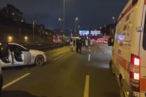 İstanbul'da Hali&ccedil; K&ouml;pr&uuml;s&uuml;'nde bir otomobile d&uuml;zenlenen silahlı saldırı sonucu bir