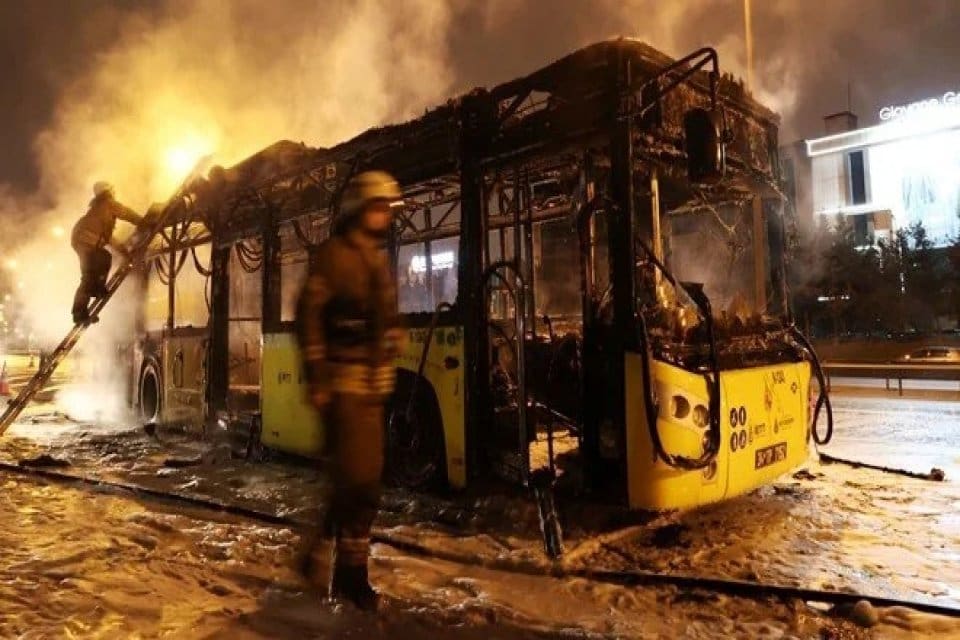Sultangazi TEM Otoyolu'nda seyir halindeki İETT otob&uuml;s&uuml;nde &ccedil;ıkan yangın, itfaiye