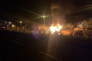 Muğla'nın Ula il&ccedil;esinde, seyir halindeki otomobilin motor kısmında yangın &ccedil;ıktı.