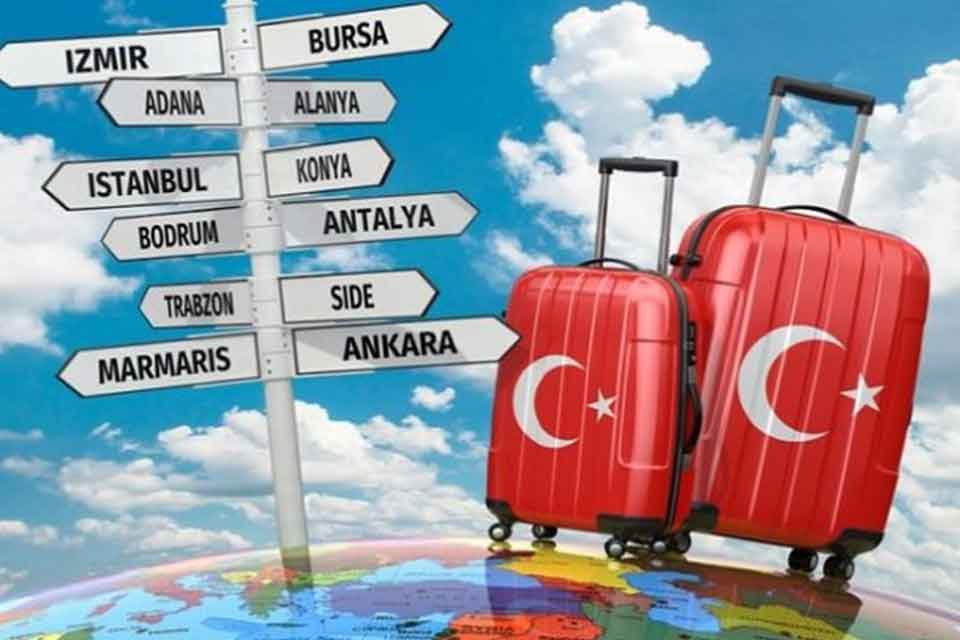 Alanya Turistik İşletmeciler Derneği Başkanı Burhan Sili ve T&uuml;rkiye Otelciler