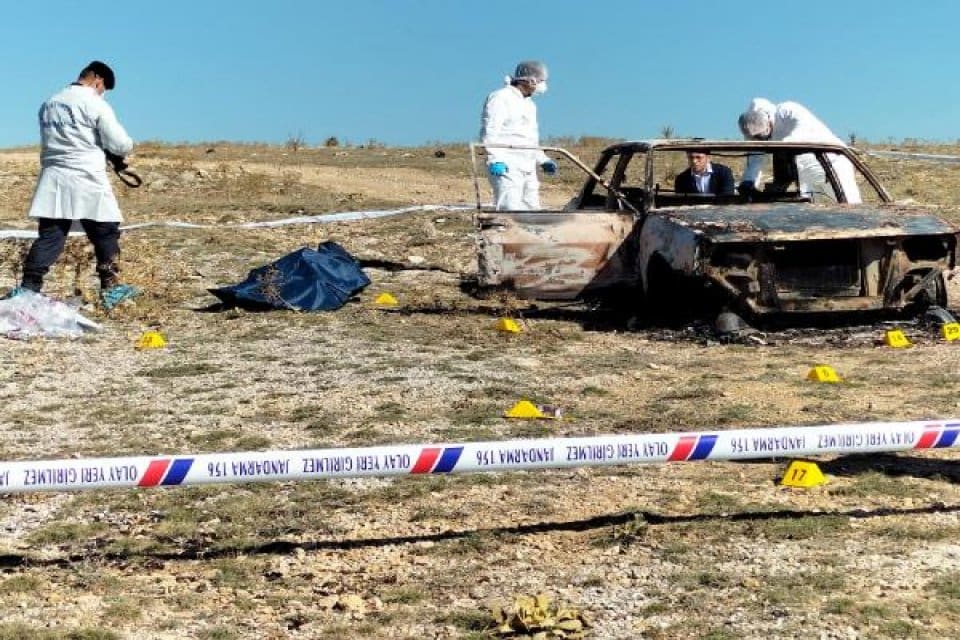 Afyonkarahisar'ın Bolvadin il&ccedil;esinde, yanmış otomobilde G&uuml;rsel Coşkun (51) ile Ramazan