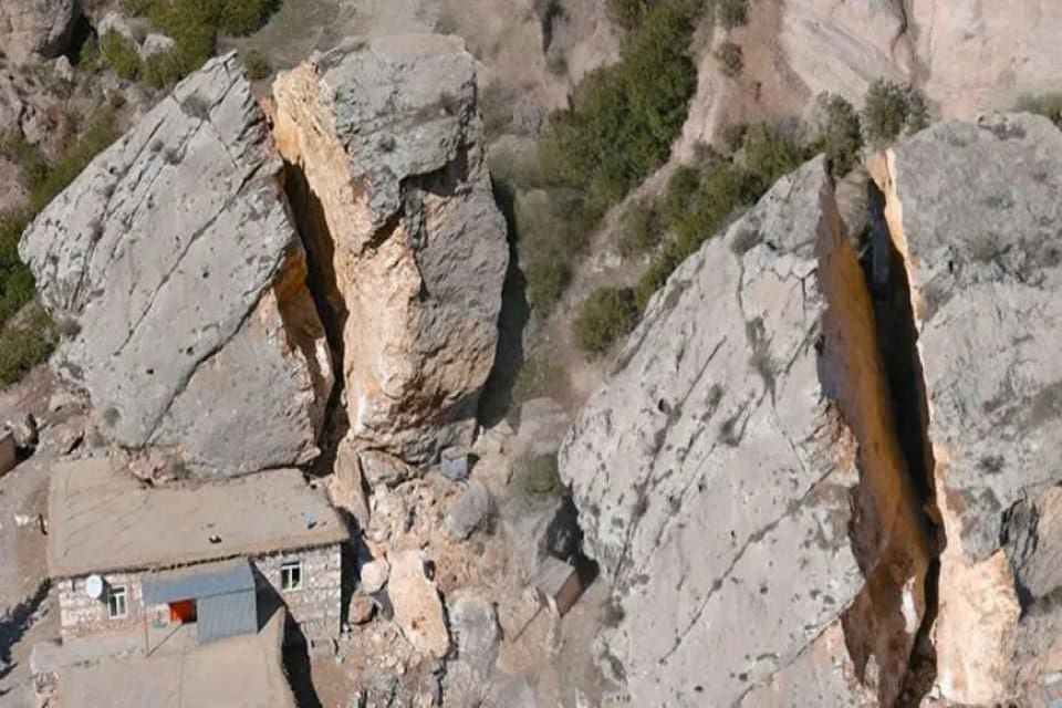 Adıyaman'da dağların ortasında bulunan Eski Kahta K&ouml;y&uuml;'ne depremle birlikte dev