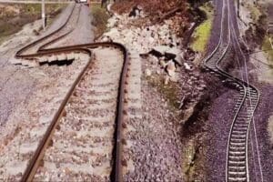 Kahramanmaraş'ın T&uuml;rkoğlu il&ccedil;esi Şekeroba Mahallesi'nden ge&ccedil;en tren raylarının depremin etkisiyle