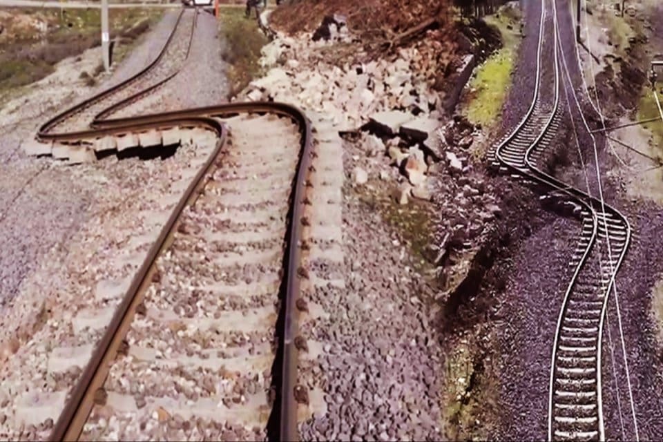 Kahramanmaraş'ın T&uuml;rkoğlu il&ccedil;esi Şekeroba Mahallesi'nden ge&ccedil;en tren raylarının depremin etkisiyle
