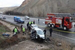 Malatya'nın Darende il&ccedil;esinde kamyonetin beton menfeze &ccedil;arpması sonucu 2 kişi