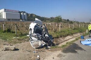 Manisa'nın Ahmetli il&ccedil;esinde, yoldan &ccedil;ıkarak menfeze &ccedil;arpan otomobildeki 3 kişi