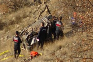 Afyonkarahisar'da, park halindeyken kayarak 300 metre yükseklikten uçuruma yuvarlanan hafif