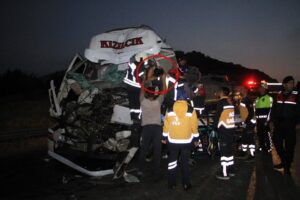 Manisa'nın Kula ilçesinde, önündeki TIR'a çarpan TIR'ın sürücü Resul Kalbur