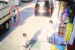 İzmir'in Karabağlar il&ccedil;esinde, s&uuml;r&uuml;c&uuml;s&uuml; geri manevra yapan kamyonetin altında kalan