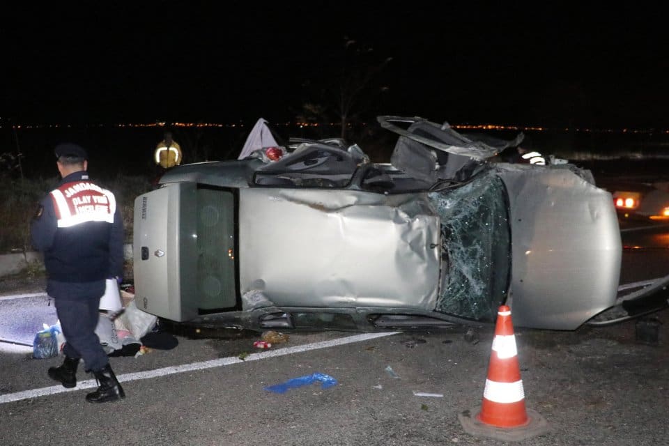 Denizli'nin Tavas il&ccedil;esinde s&uuml;r&uuml;c&uuml;s&uuml;n&uuml;n kontrol&uuml;nden &ccedil;ıkan otomobil&nbsp;ref&uuml;je &ccedil;arptıktan sonra takla
