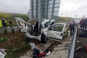 &Ccedil;anakkale'de Gelibolu il&ccedil;esi yakınlarında s&uuml;r&uuml;c&uuml;s&uuml;n&uuml;n kontrol&uuml;nden &ccedil;ıkan hafif ticari ara&ccedil;,