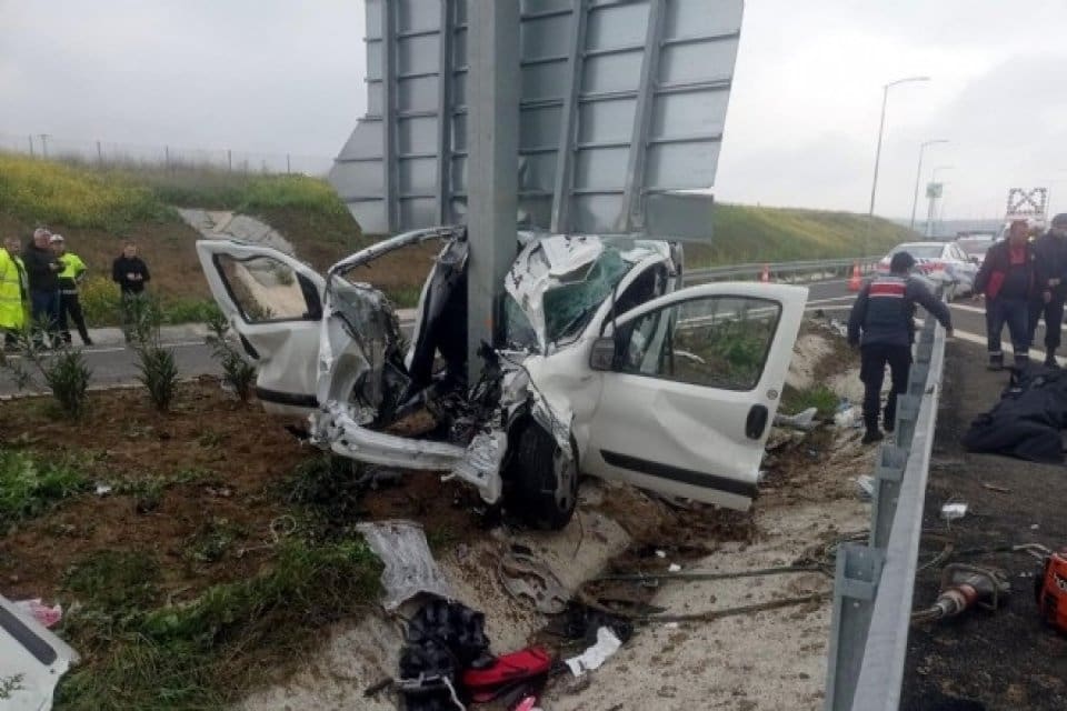 &Ccedil;anakkale'de Gelibolu il&ccedil;esi yakınlarında s&uuml;r&uuml;c&uuml;s&uuml;n&uuml;n kontrol&uuml;nden &ccedil;ıkan hafif ticari ara&ccedil;,
