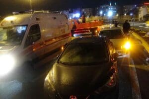 Avcılar'da kaza yapan otomobildeki 4 kişi inerek hasar kontrol&uuml; yaparken,