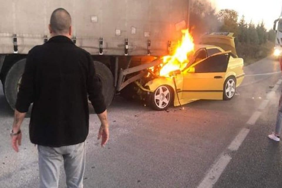 Bursa'nın Karacabey il&ccedil;esinde &ouml;n&uuml;ndeki kamyona &ccedil;arpan otomobil alev aldı. S&uuml;r&uuml;c&uuml;