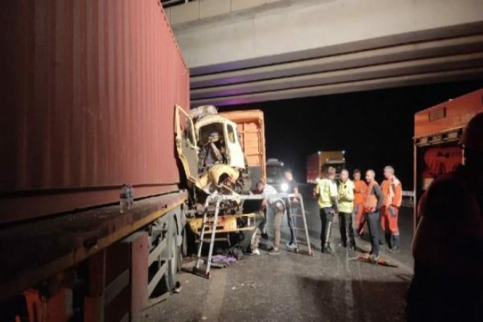 Aydın-İzmir otoyolunda meydana gelen trafik kazasında TIR&rsquo;a arkadan &ccedil;arpan kamyon