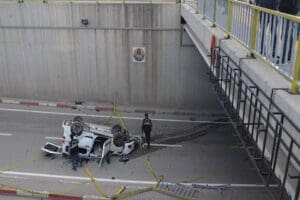 Karaman'da &uuml;st ge&ccedil;itten d&uuml;şen hafif ticari ara&ccedil;taki 2 kişi &ouml;ld&uuml;,
