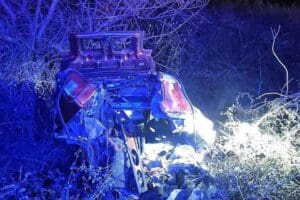 Aydın'ın Kuşadası il&ccedil;esinde bir otomobil &ouml;nce kontrol&uuml; kaybedip yol kenarındaki