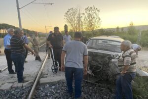 MANİSA&rsquo;nın Yunusemre il&ccedil;esinde, kontrols&uuml;z hemzemin ge&ccedil;itte yolcu treninin &ccedil;arptığı otomobil