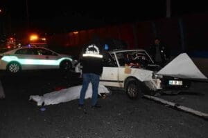 İZMİR'in Bornova il&ccedil;esinde otoyolda otomobilin &ouml;n&uuml;nde giden otomobile &ccedil;arptığı kazada